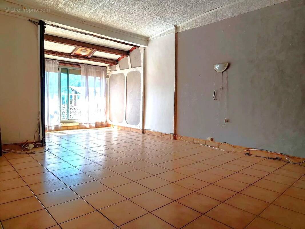 Appartement à PUGET-THENIERS