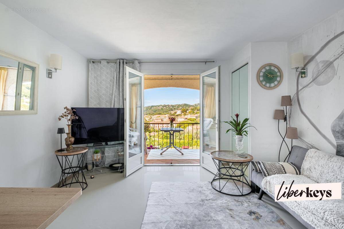Appartement à ROQUEBRUNE-SUR-ARGENS