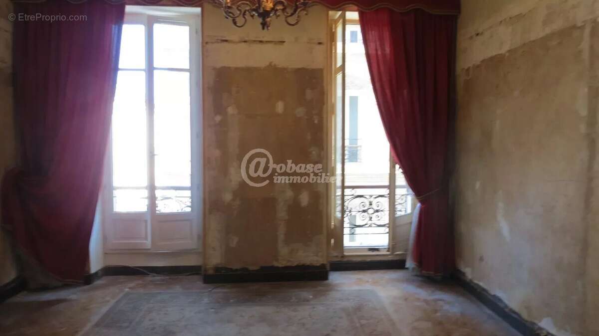 Chave/Eugène Pierre T4 dans bel immeuble ancien - photo 10