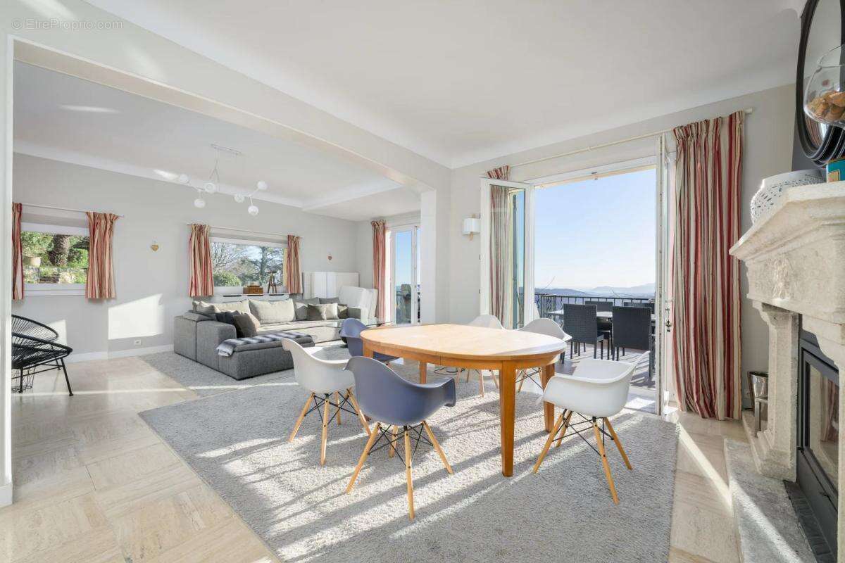 Maison à CHATEAUNEUF-GRASSE