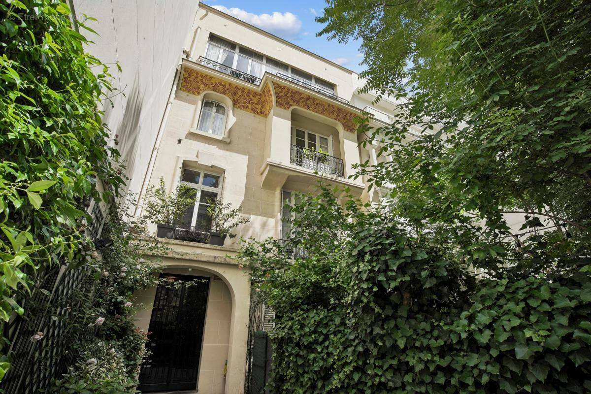 Appartement à NEUILLY-SUR-SEINE