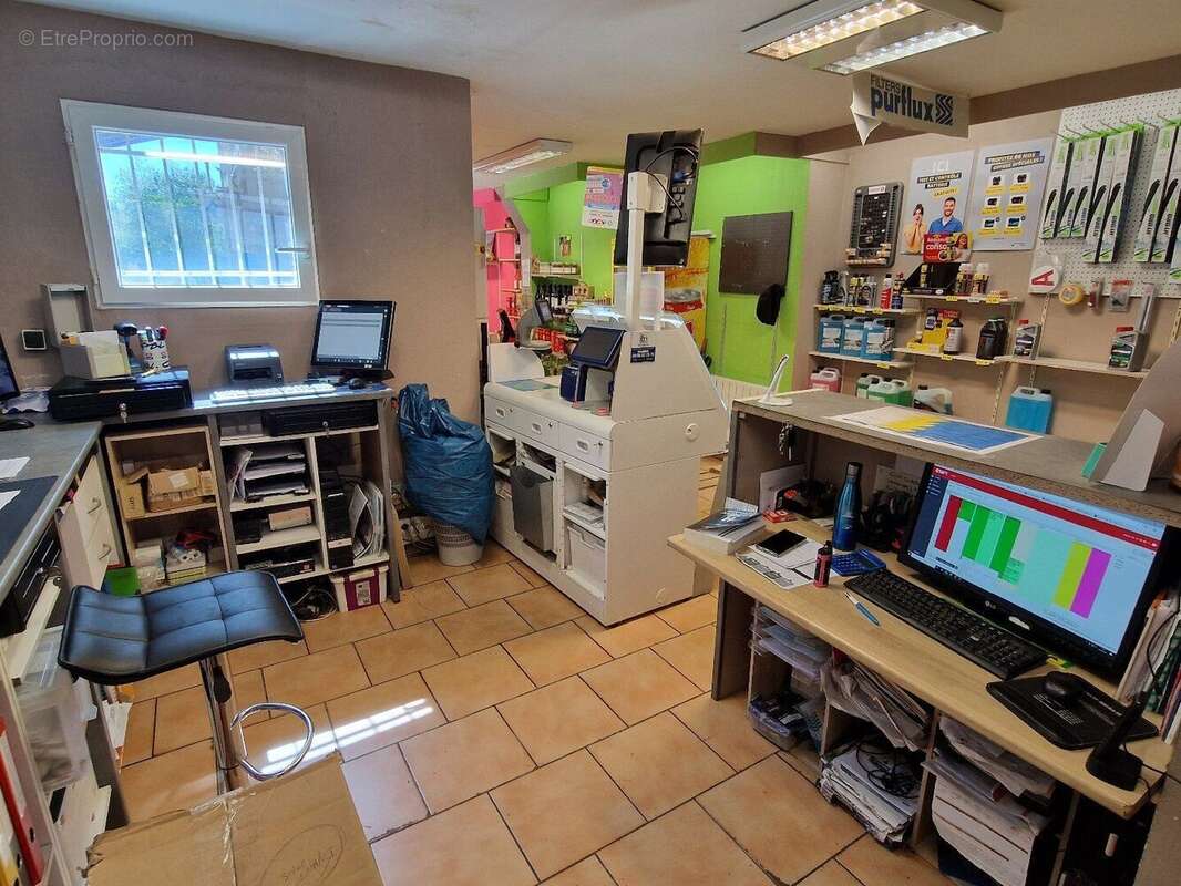 Garage professionel, station essaence et maison d'habitation - photo 17