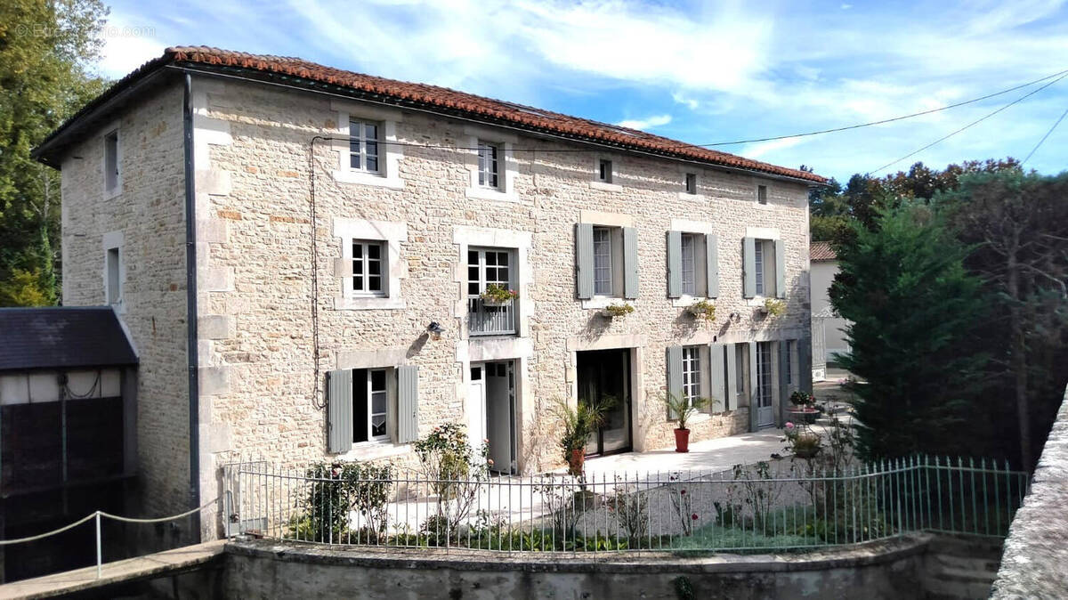 OVERVIEW - Maison à LIZANT