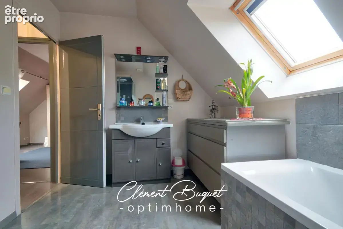  LE FAVRIL – Le confort d’une maison récente, le charme d’un grand jardin !  - photo 8
