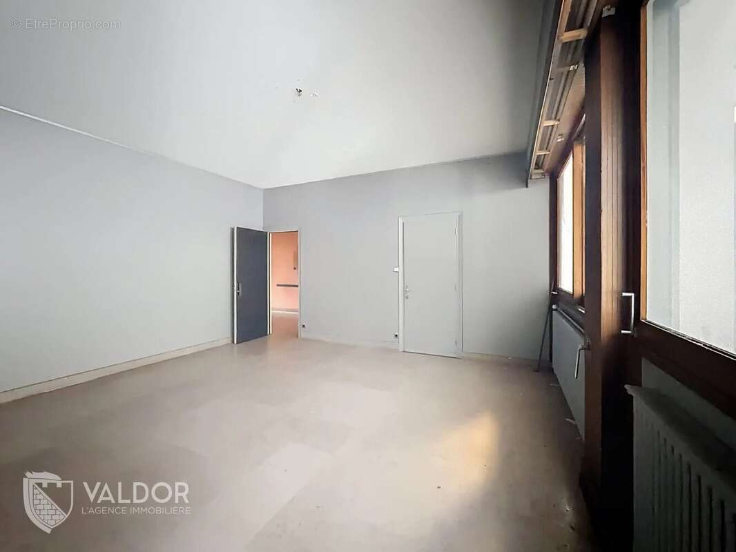 Commerce à MONTMERLE-SUR-SAONE