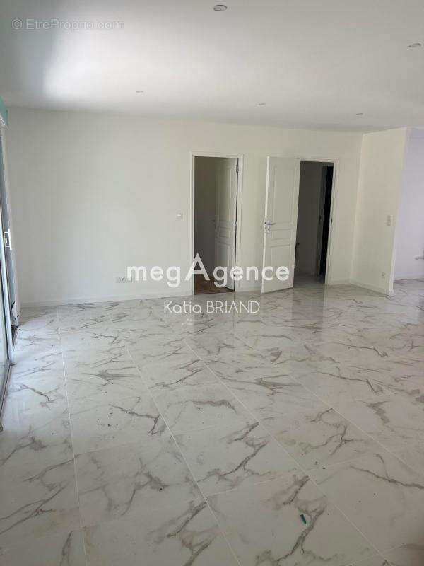 Maison à LE GENEST-SAINT-ISLE