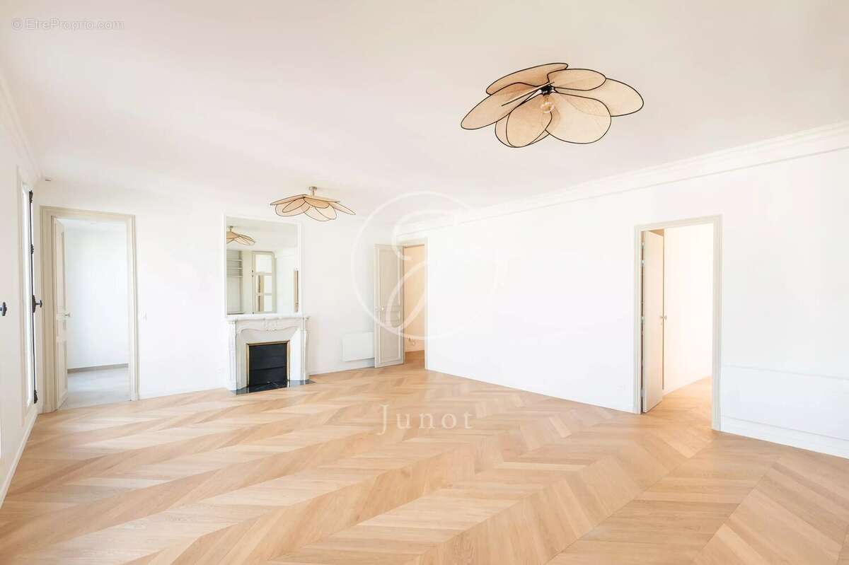 Appartement à PARIS-8E