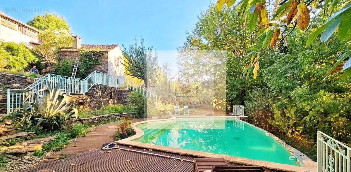 Maison à LE COLLET-DE-DEZE