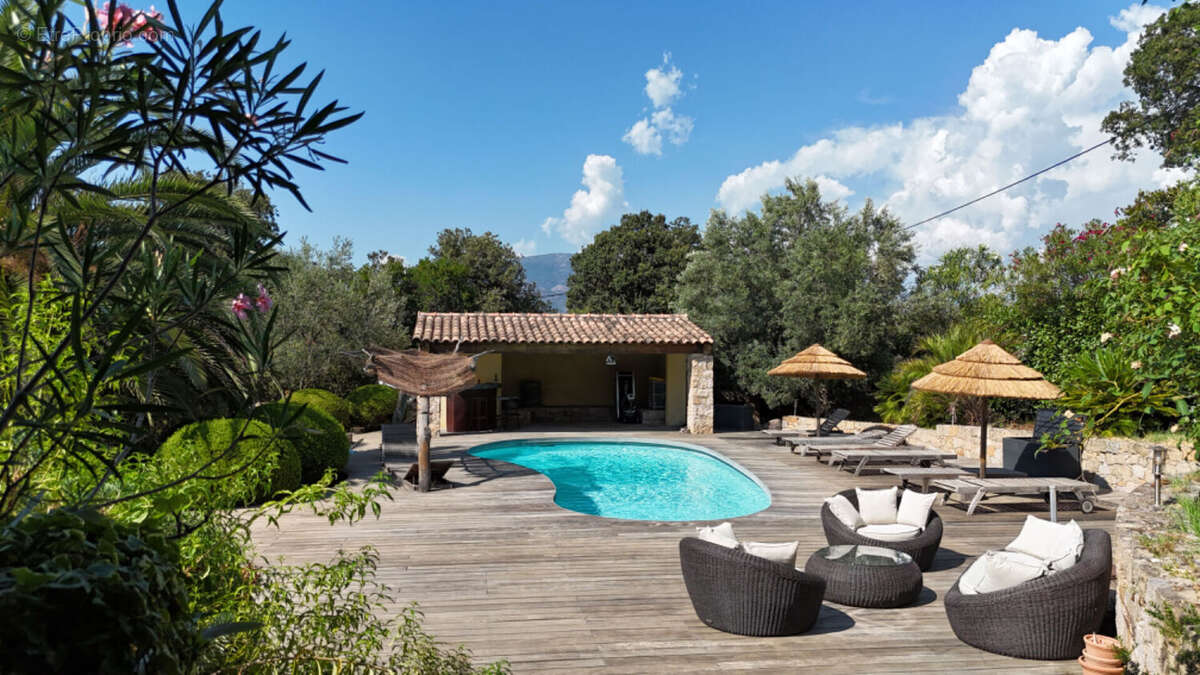 Propriété de caractère - 234 m² + 105 m² de volumes complémentaires dont un T2 indépendant - Piscine - Terrain 2600 m² - photo 4