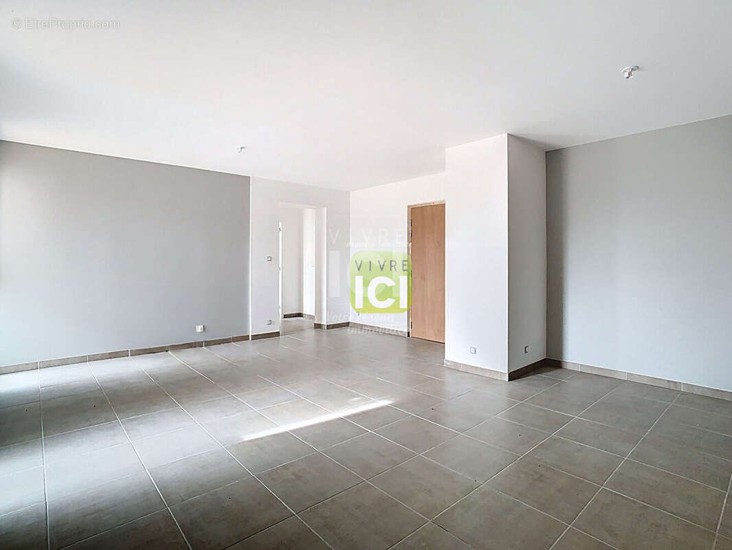 Appartement à SAINT-MACAIRE-EN-MAUGES