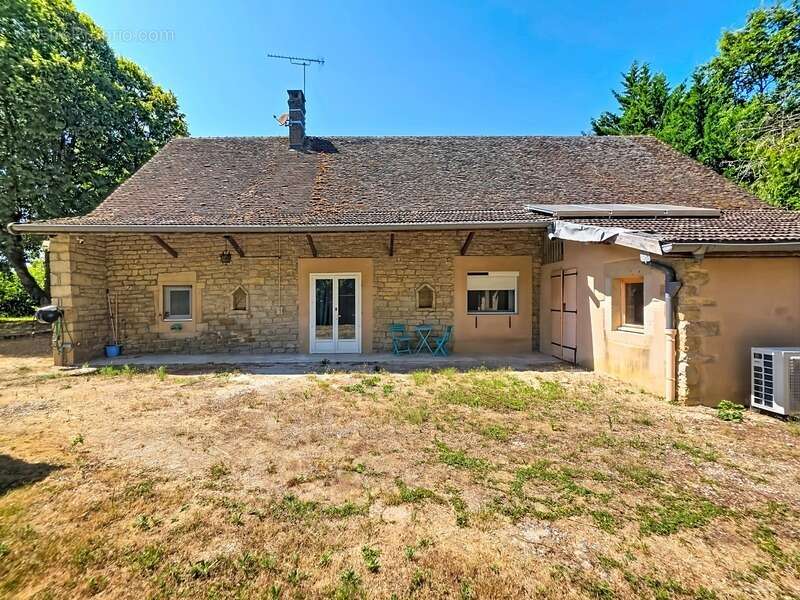 Maison en pierre rénovée avec dépendances –  Terrain de 2 200 m² - photo 23