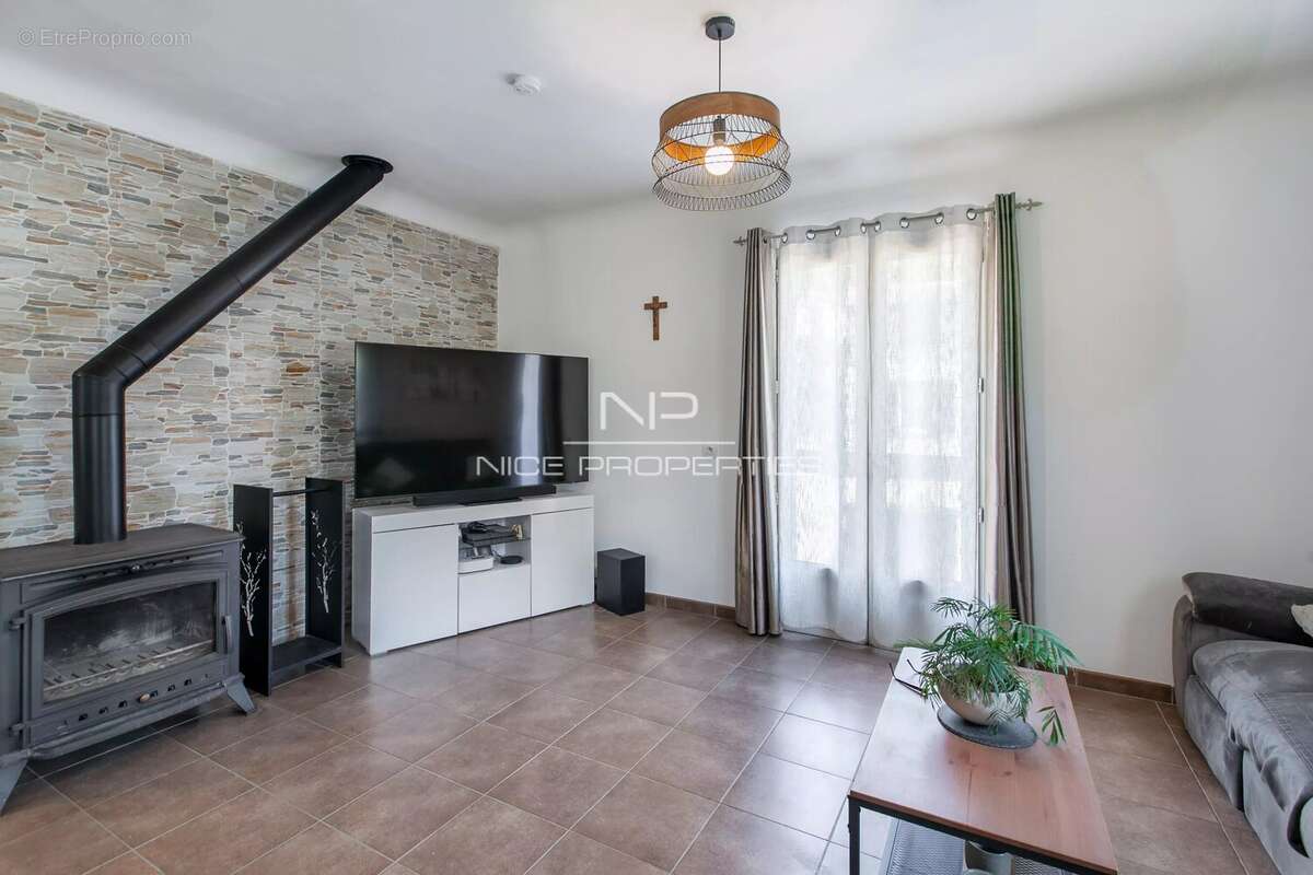 LEVENS - Maison familiale de 122 m² avec piscine, garage et nombreux stationnements - photo 6