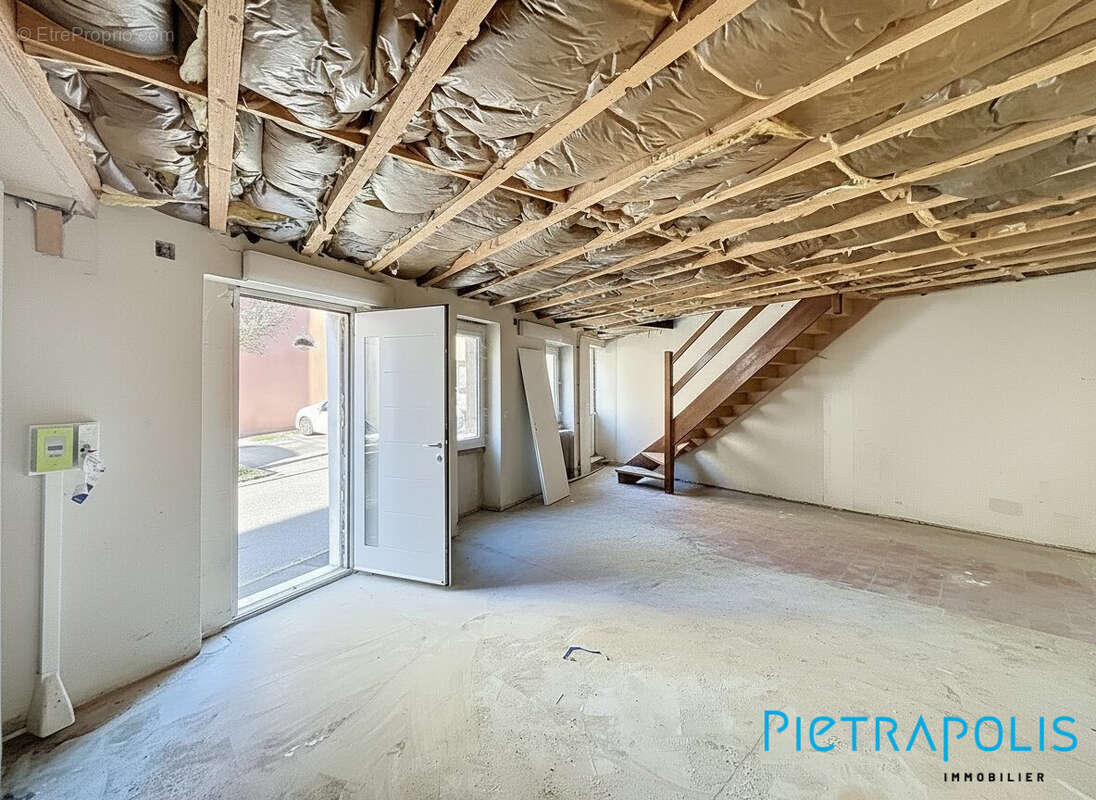 Pièce de vie RDC à rénover - Maison à TARARE