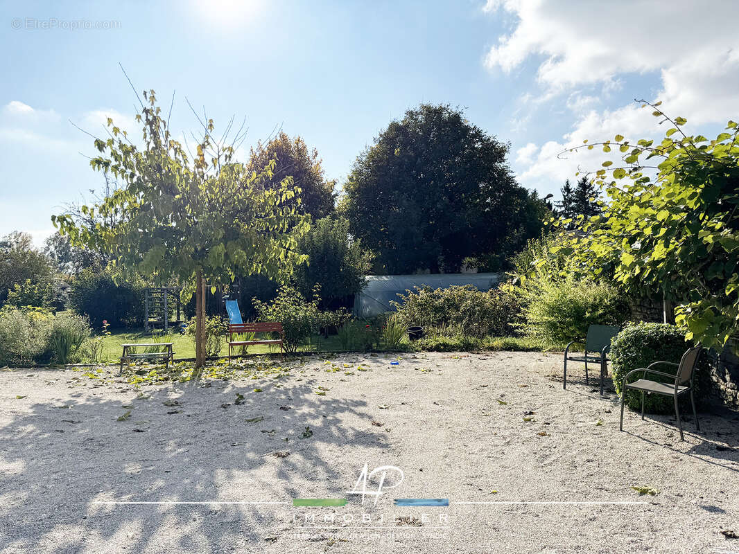 Terrain à SAINT-JULIEN