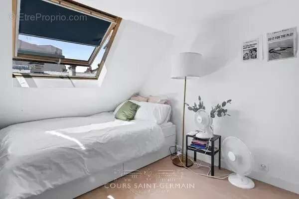PARIS 9ᵉ – Rue Pierre Fontaine – Charmant 3 pièces en dernier étage - photo 6