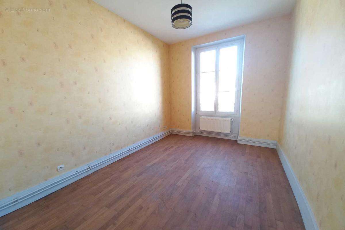 Appartement à VARENNES-VAUZELLES