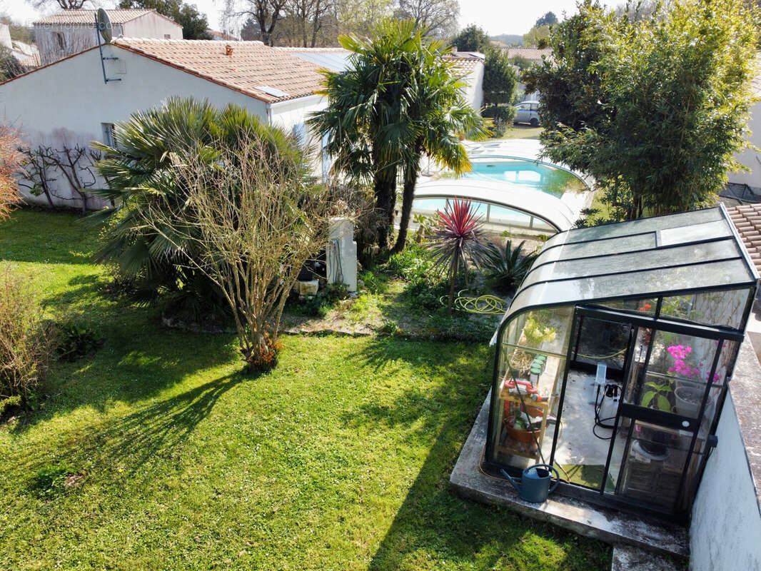 Élégante maison avec piscine et jardin paysager dans un environnement privilégié - photo 5