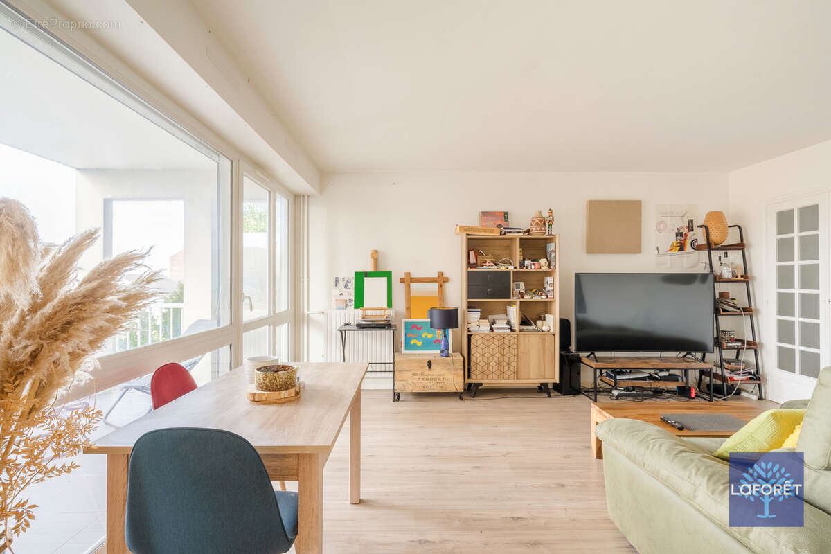 Appartement à LES PAVILLONS-SOUS-BOIS