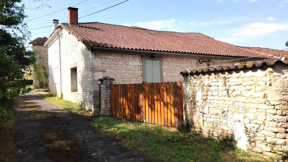 GATE - Maison à AUNAC
