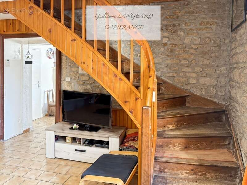 Martignat (01100) - Maison de village en pierres 92 m2, avec dépendances et fort potentiel d'agrandissement - photo 8