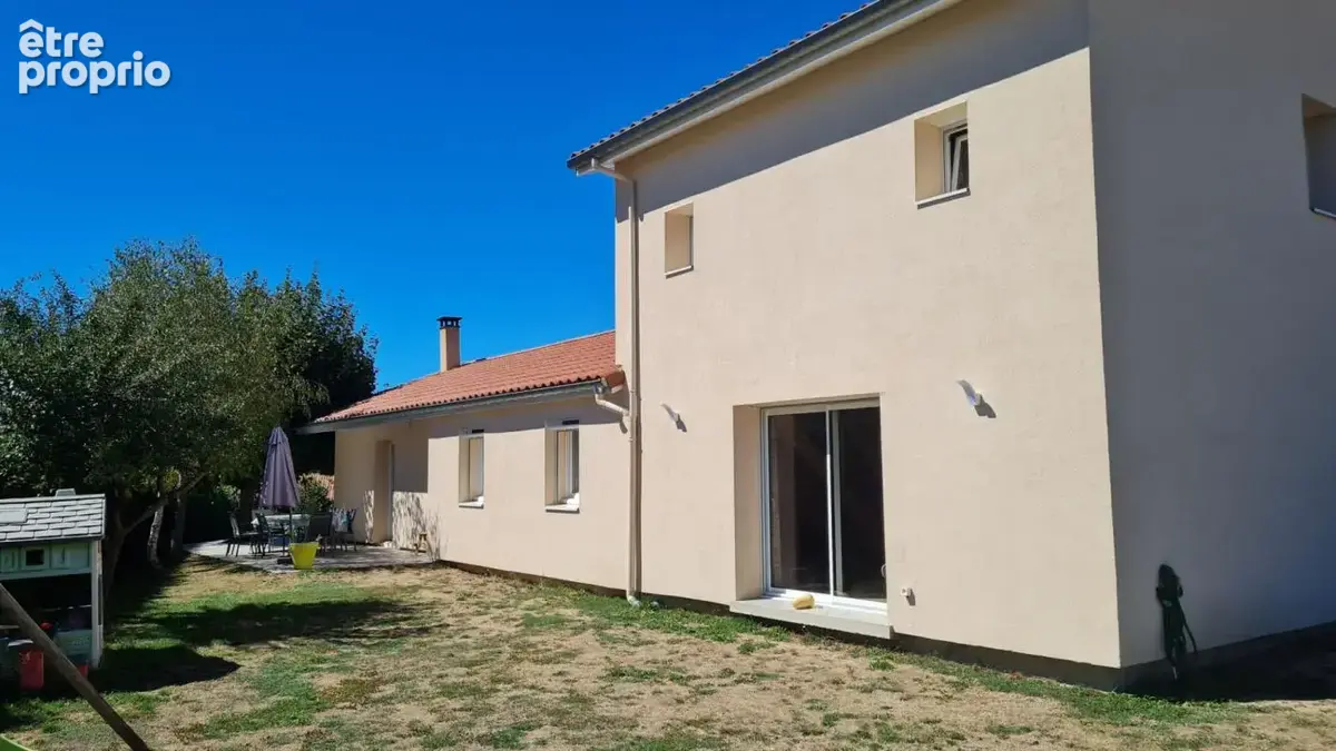 MARLHES 42660 secteur paisible à deux pas du centre du village et des commodités villa 170m² habitables 4 chambres sur 802m² de  - photo 2