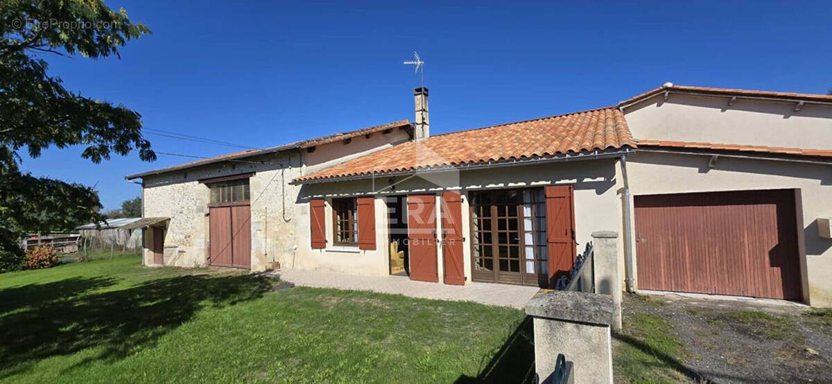 Maison à LA ROCHE-CHALAIS