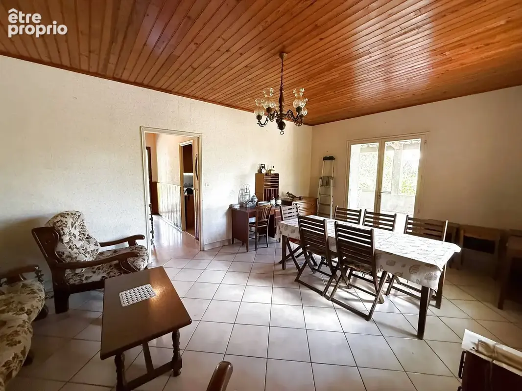 Maison de plain pied  avec piscine sur 2420 m2 de terrain arbore - photo 4