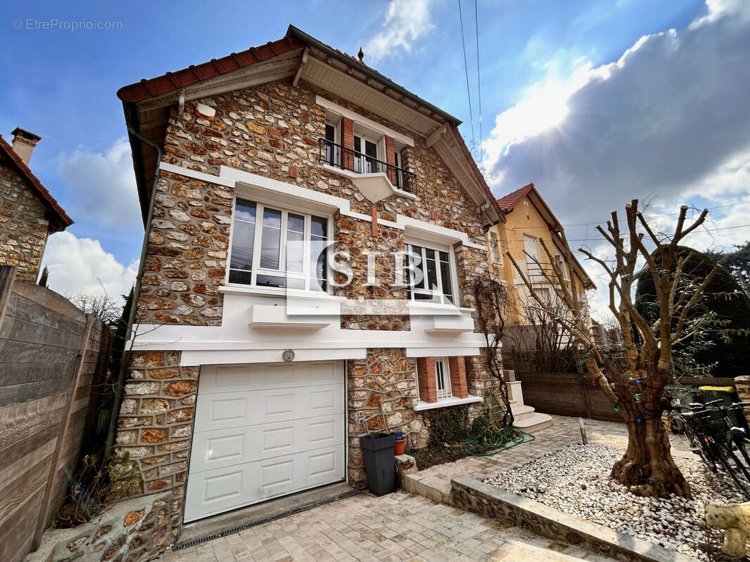 Maison à VERRIERES-LE-BUISSON