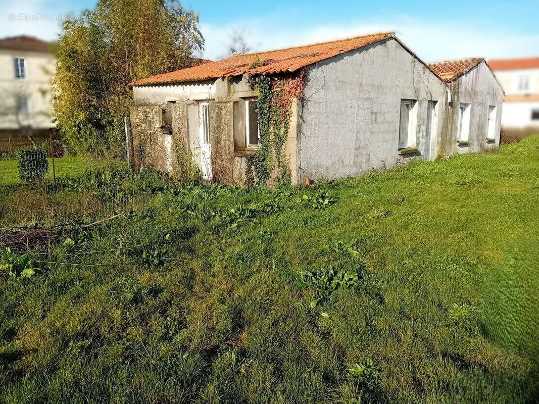 Maison à CHAMPAGNE-LES-MARAIS