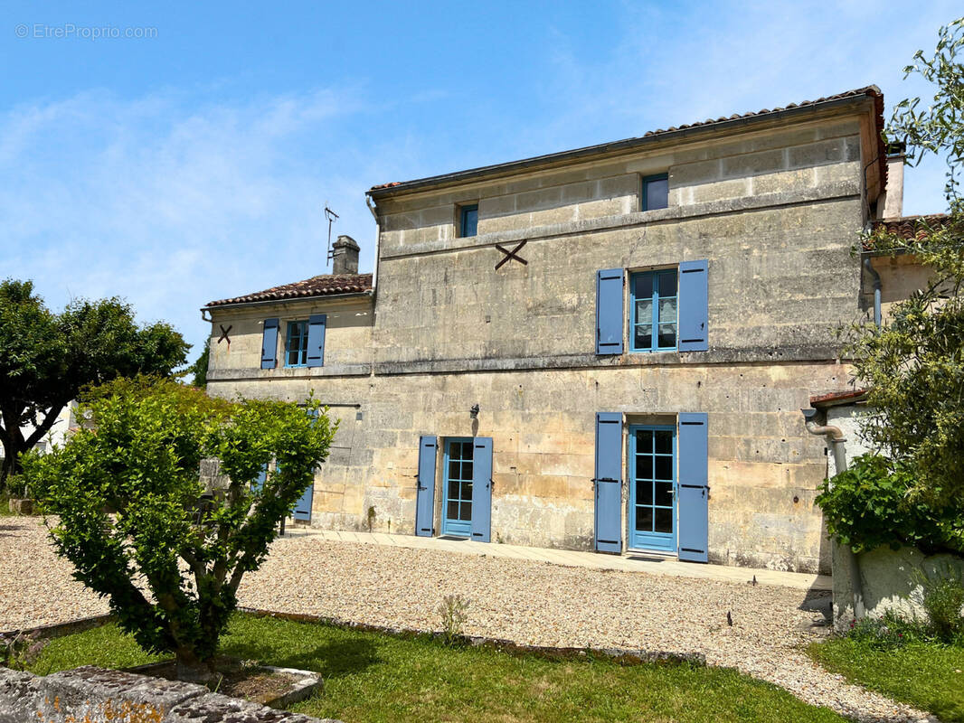 Maison à SAINT-MEME-LES-CARRIERES