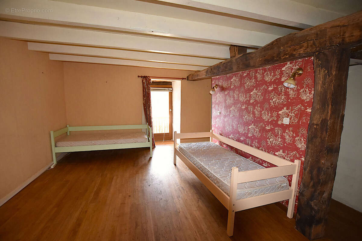 Maison à CHATEL-MONTAGNE