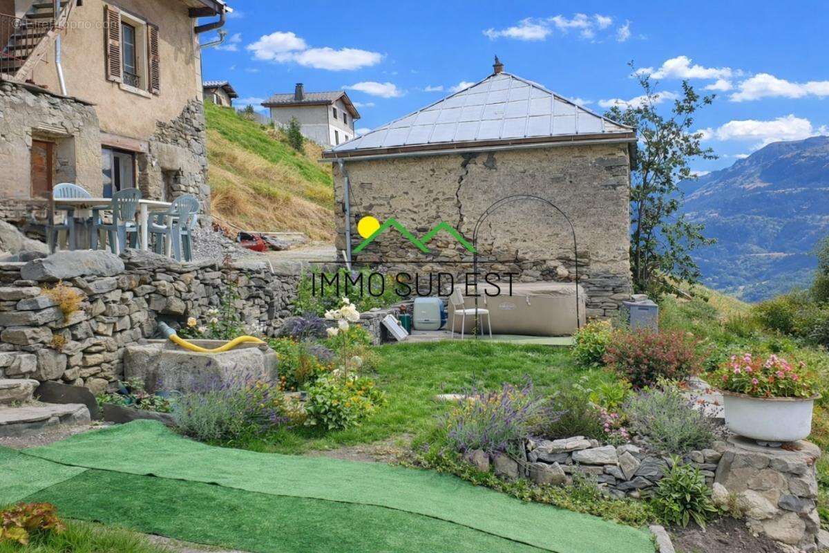 Maison à LES CHAPELLES
