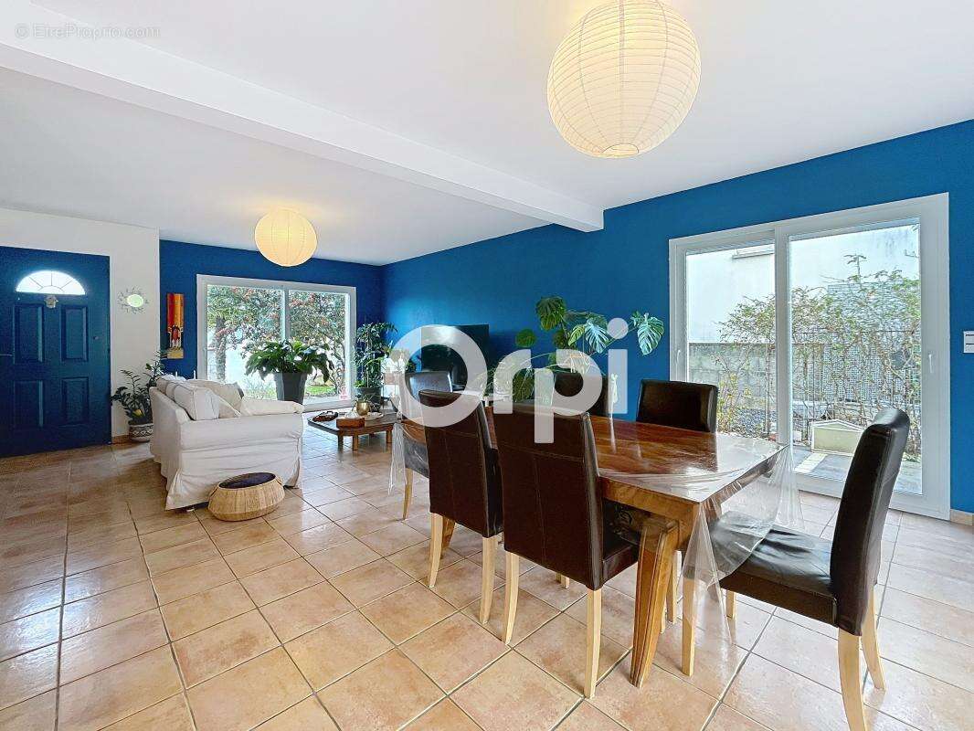 Maison à SAINT-PANTALEON-DE-LARCHE