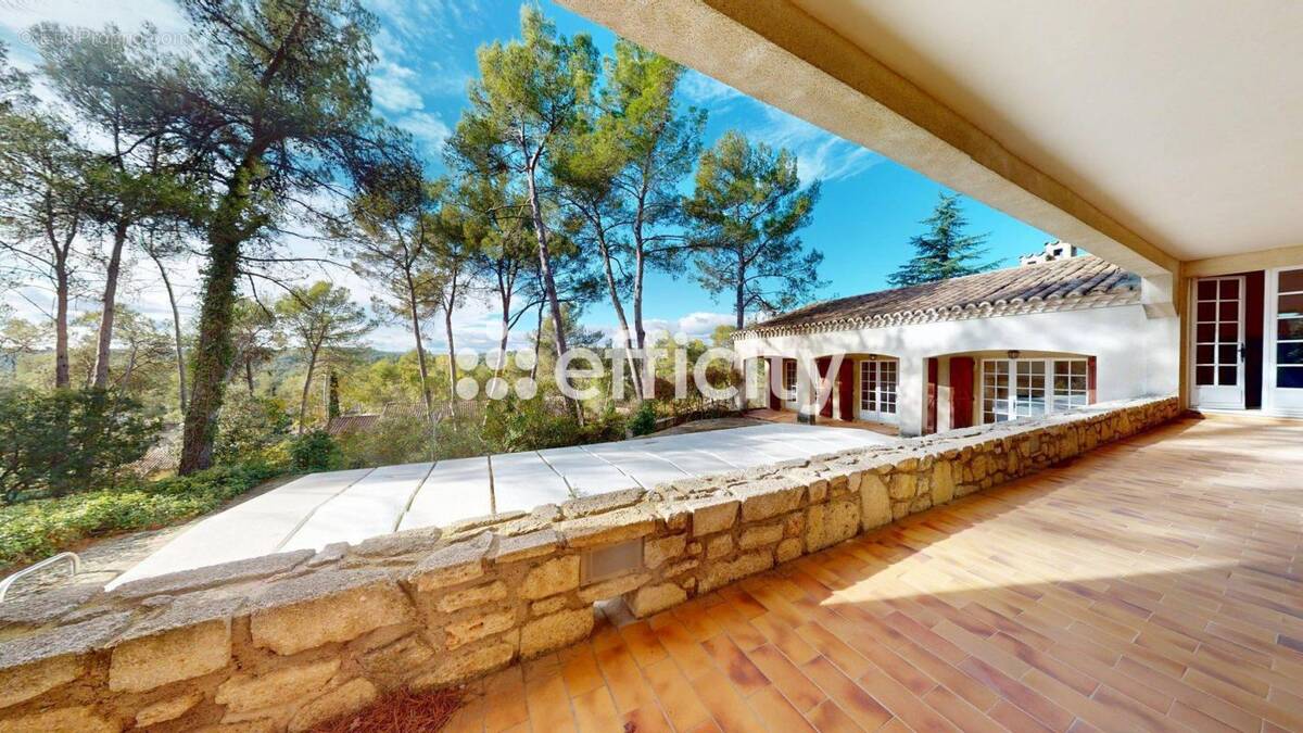 Maison à SAINT-CLEMENT-DE-RIVIERE