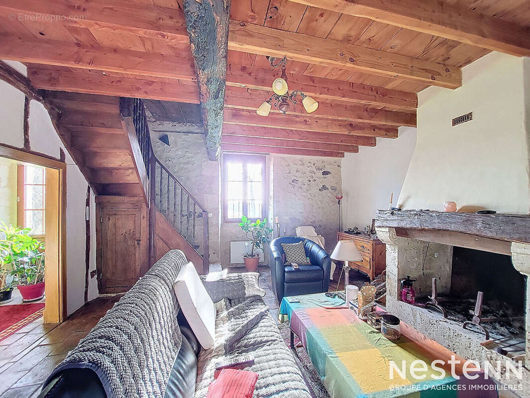 A Vendre Maison en pierre rénovée de cinq pièces sur propriété de plus de 2.4 hectares - photo 9