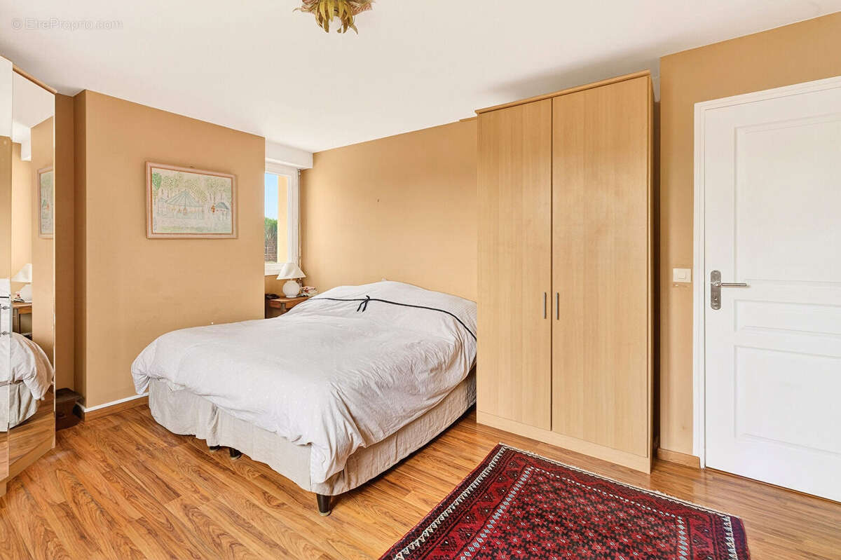 LES LOGES-EN-JOSAS - BELLE MAISON  200M2 sur un terrain arobiré de 1223m2 - photo 3