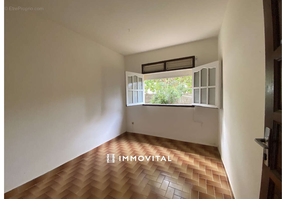 Maison de ville sur deux niveaux - Deux appartements   Baillif Bourg - photo 6