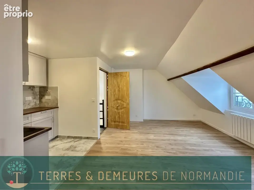 Dernier étage, vue dégagée : Studio cosy de 26,80m² à Dieppe, 76. - photo 2