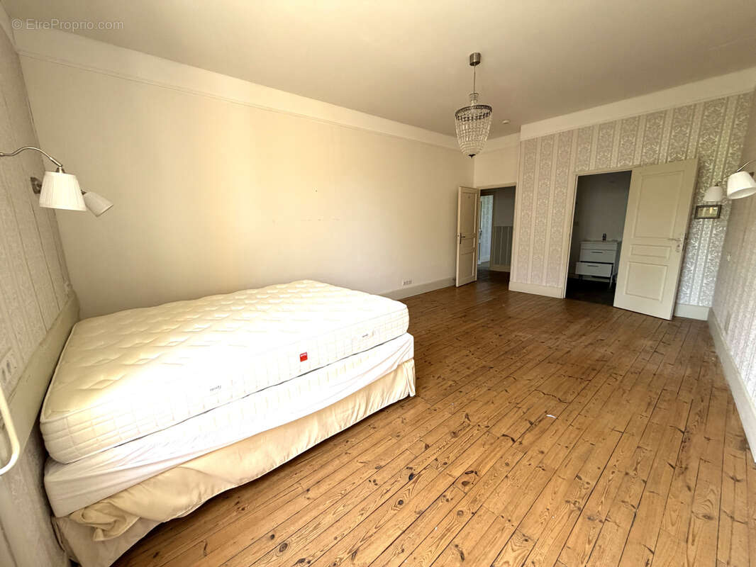 Appartement à EGLISENEUVE-D'ENTRAIGUES