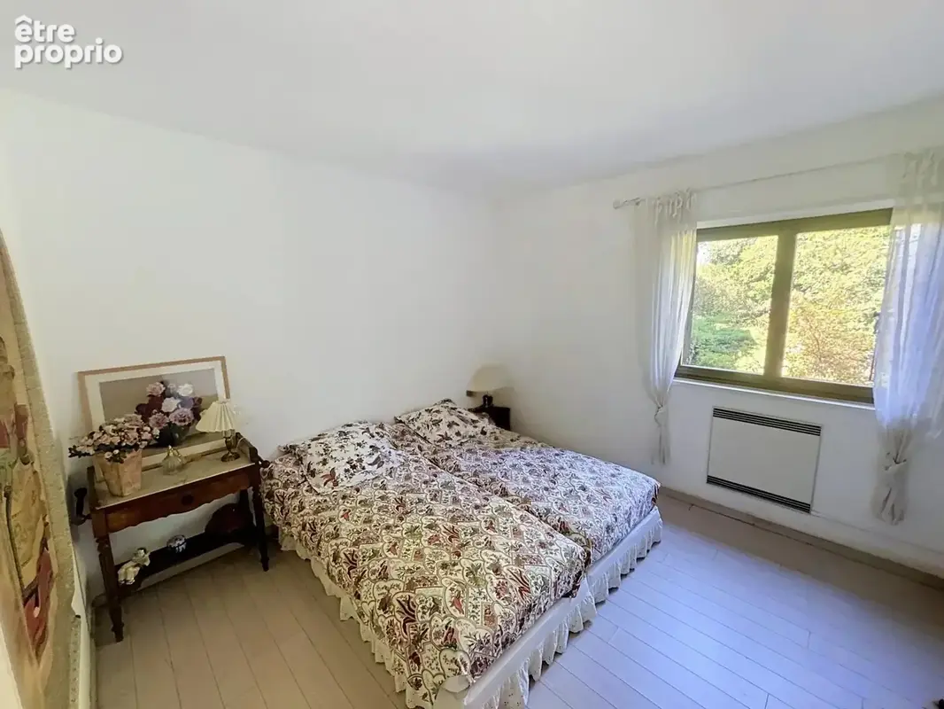 Mougins – Vue imprenable sur le vieux village – Villa 235 m² sur 3 500 m² de terrain plat, piscine et dépendance - photo 19