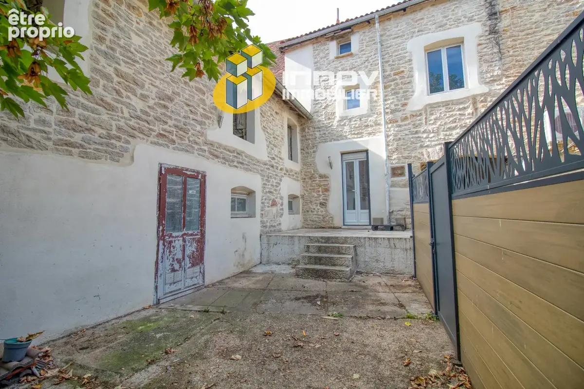 Maison de ville + dépendances - photo 1