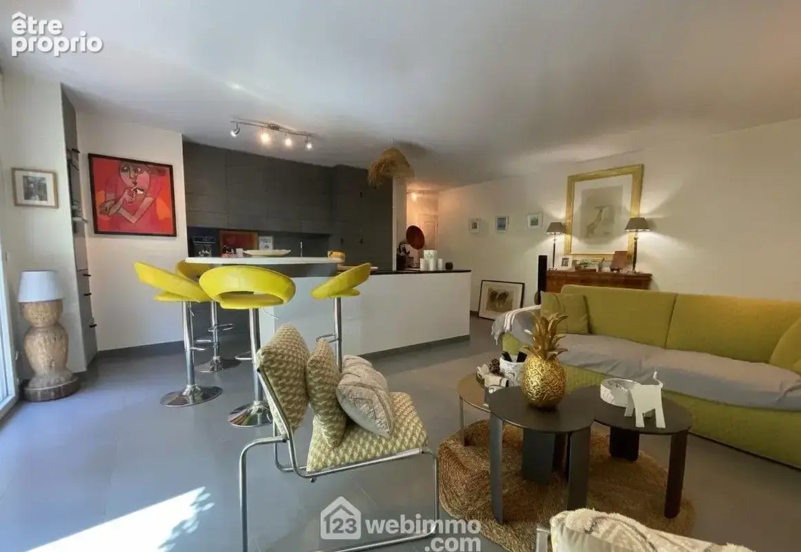 Belle pièce de vie de 32 m² avec cuisine ouverte entièrement équipée, conviviale et fonctionnelle.