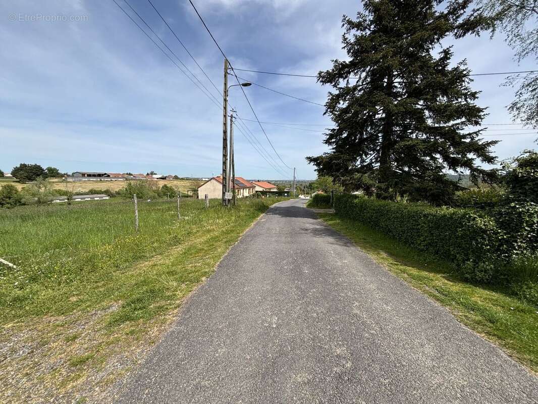 Terrain à SAINT-REMY-EN-ROLLAT