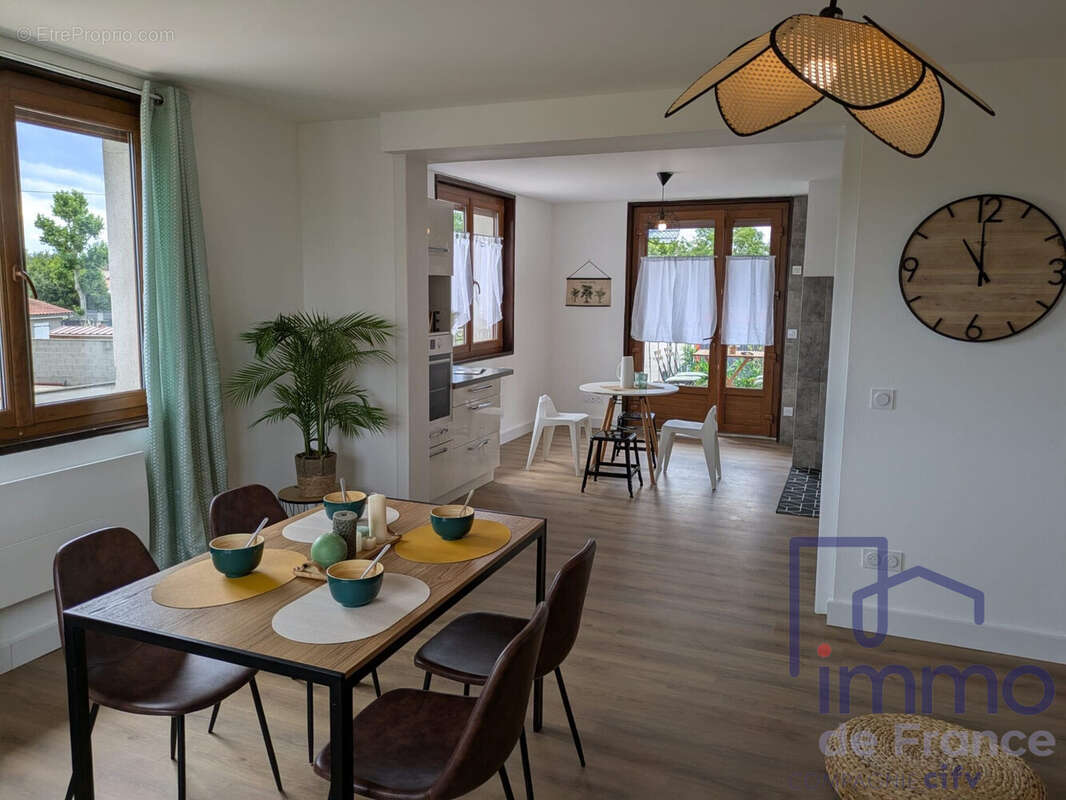 Appartement à VEAUCHE