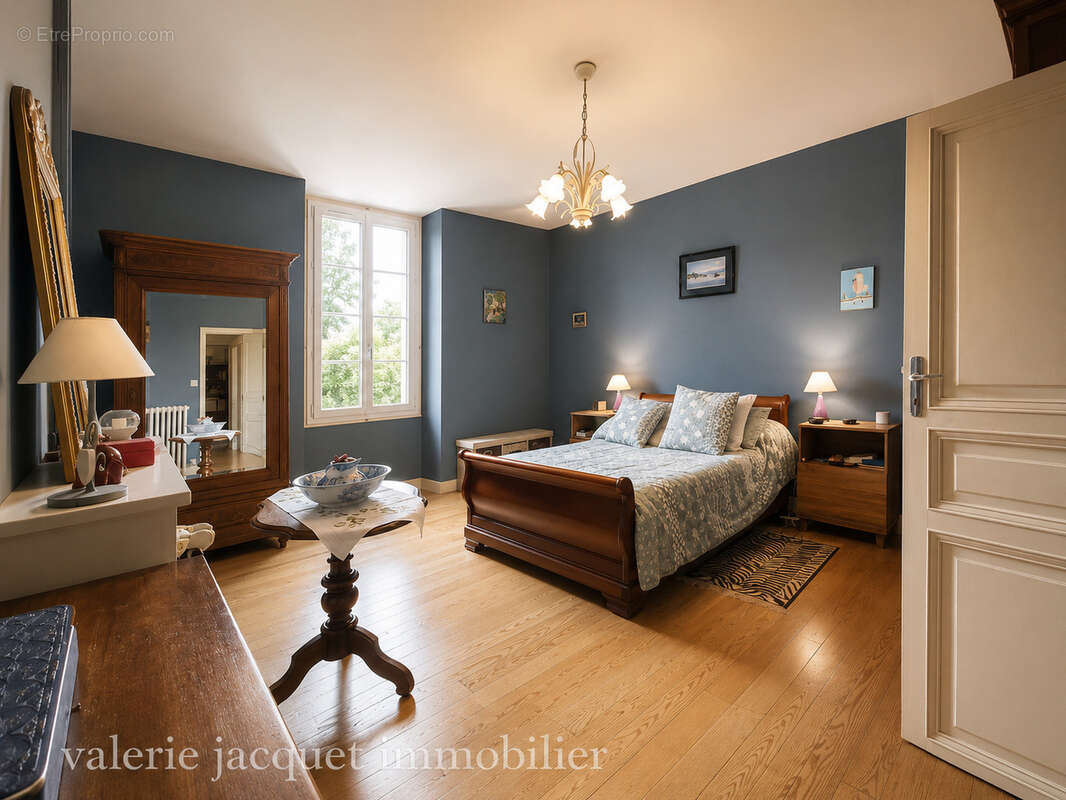Maison bourgeoise de caractère avec jardin et cave voûtée   Centre de Coutras - photo 11