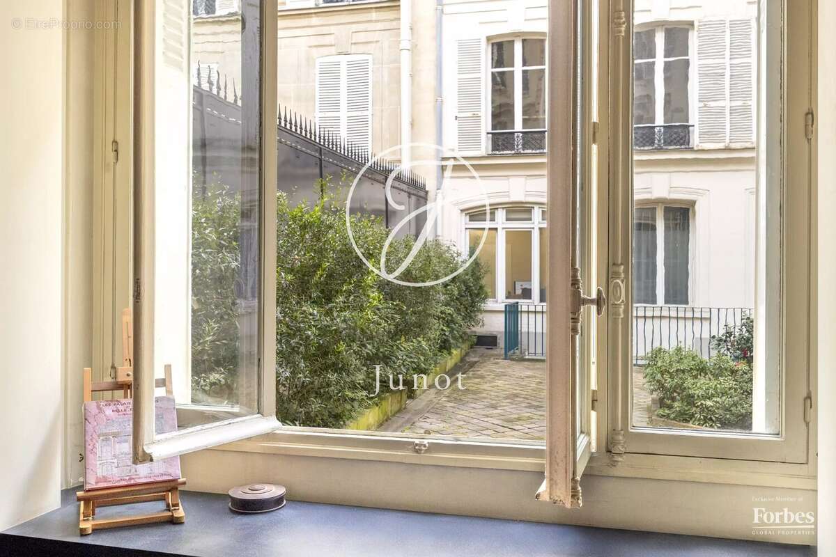 Commerce à PARIS-8E