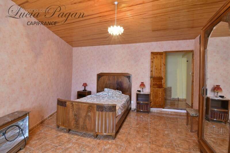 Maison à MONTOULIERS