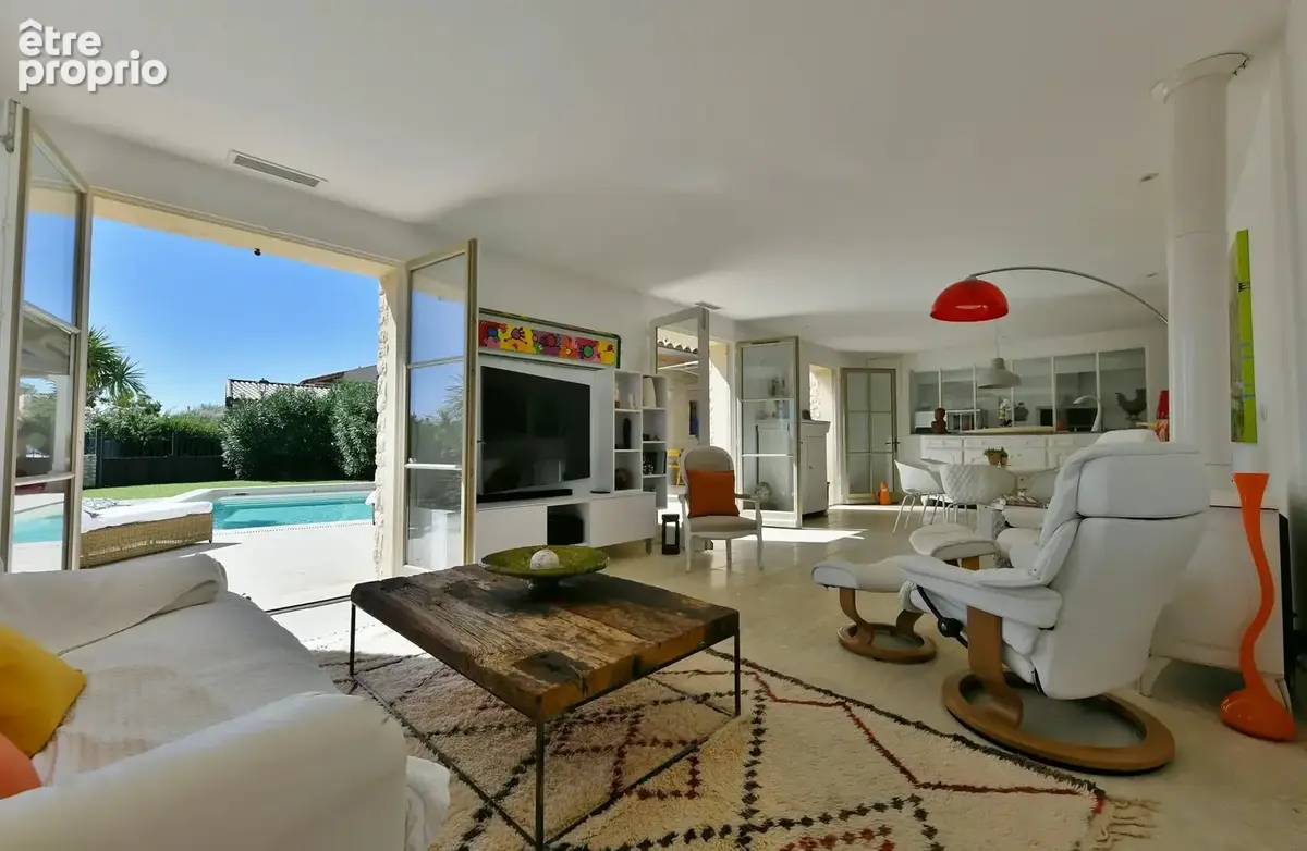 Uzès : Unique propriété avec jardin, piscine et vue - photo 2