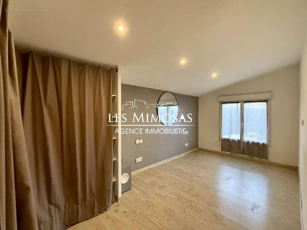 Maison à ROQUEBRUNE-SUR-ARGENS