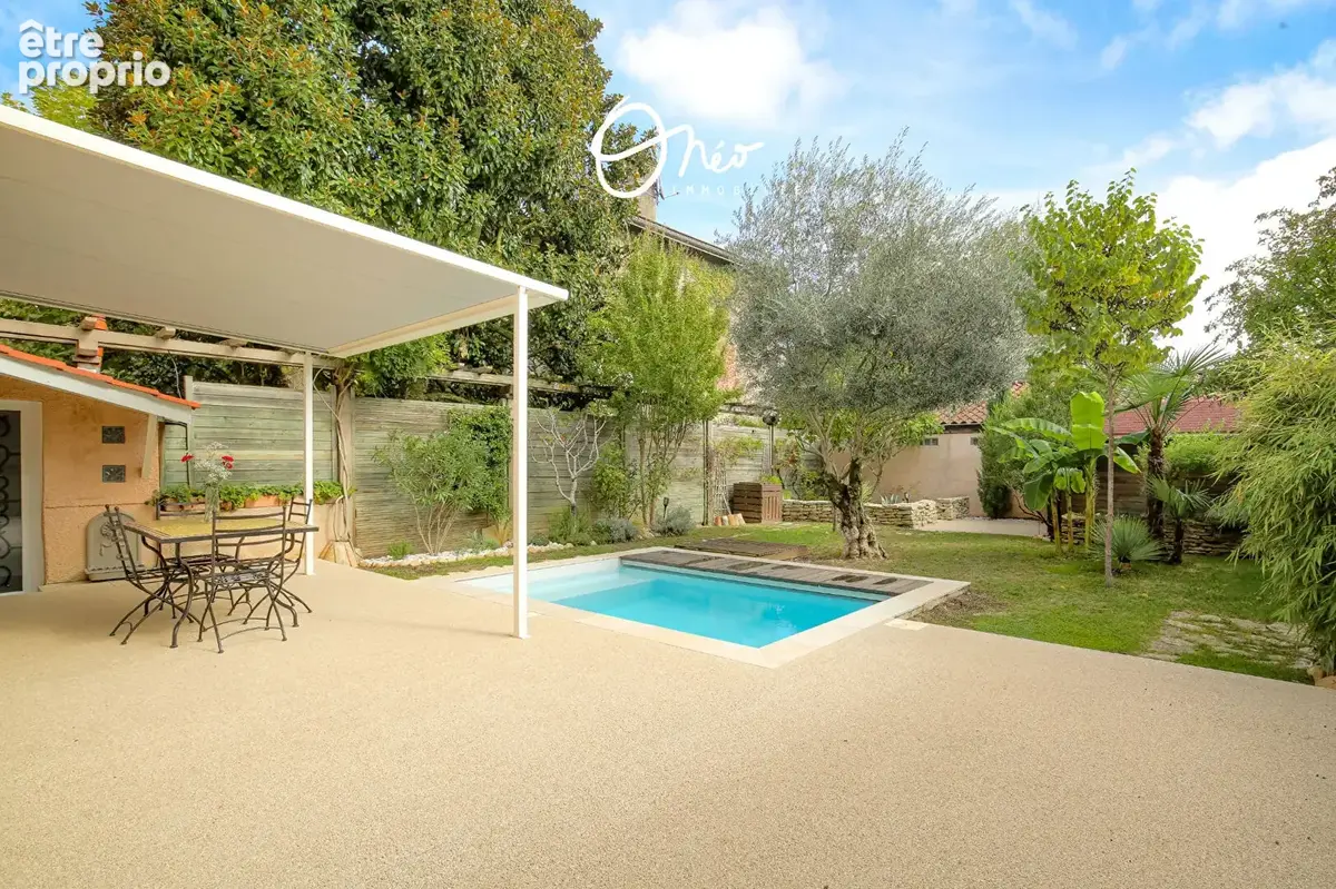 Mions - Coeur village / Château - Maison de charme 4 pièces avec piscine et garage - photo 2